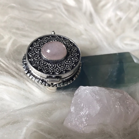 Poison / Pill Box Stash Locket Ring - Picture 6 of 8